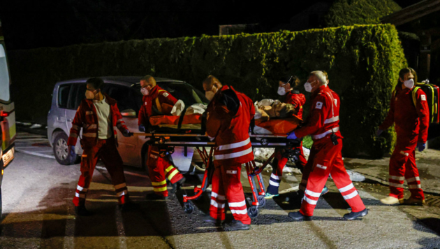 Das Rote Kreuz brachte den Verletzten ins Spital. (Bild: Markus Tschepp)