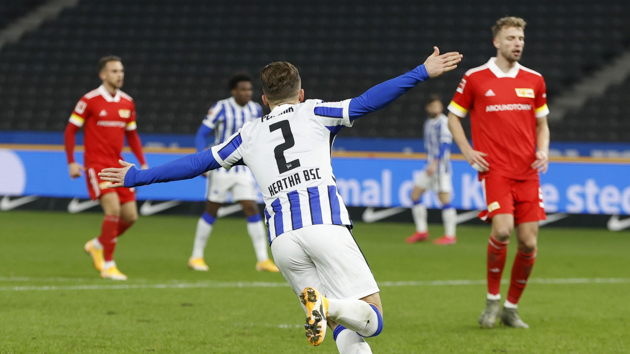 Hit In Berlin - Hertha BSC Gewinnt Turbulentes Derby Gegen Union | Krone.at