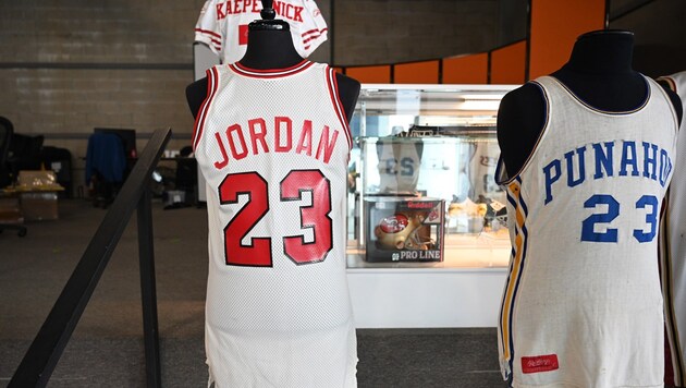 Das Trikot der Basketball-Legende Michael Jordan (li.) und das Jersey von Ex-US-Präsident Barack Obama. (Bild: AFP)