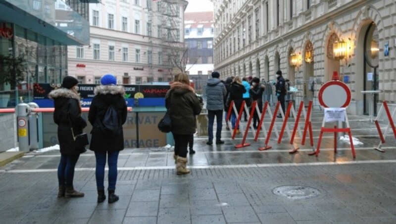 Anstehen für den Corona-Test in Graz (Bild: Christian Jauschowetz)