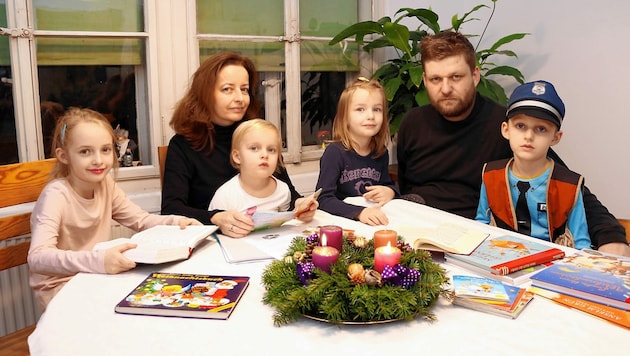 Die Grazer Familie Sadrawetz pflegt ihren christlichen Glauben in den eigenen vier Wänden. (Bild: Christian Jauschowetz)