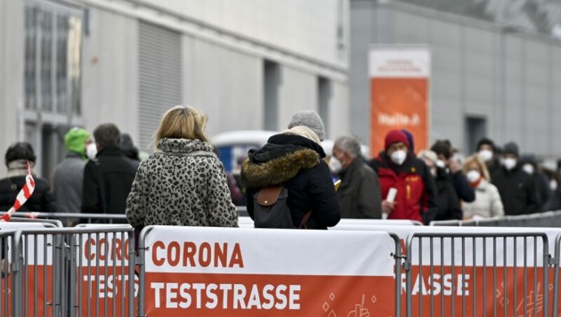 Etwa 30-minütige Warteschlange vor der Corona-Teststation auf der Messe Wien (Bild: APA/Herbert Neubauer)