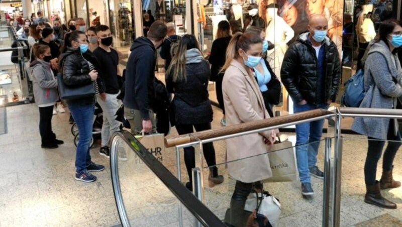 Schlangen wie vor dem Lockdown soll es nicht geben - Security und Exekutive sind im Einsatz. (Bild: Uta Rojsek-Wiedergut)