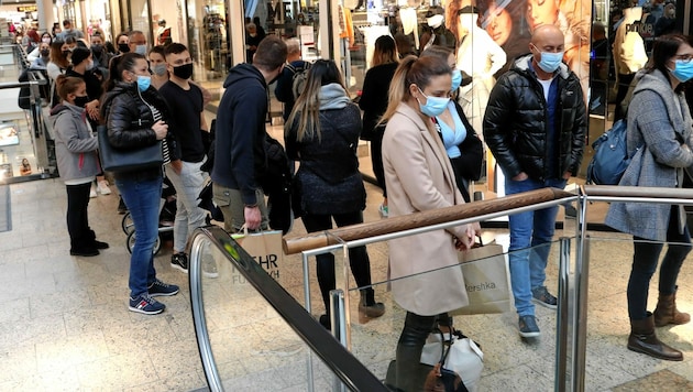 Schlangen wie vor dem Lockdown soll es nicht geben - Security und Exekutive sind im Einsatz. (Bild: Uta Rojsek-Wiedergut)