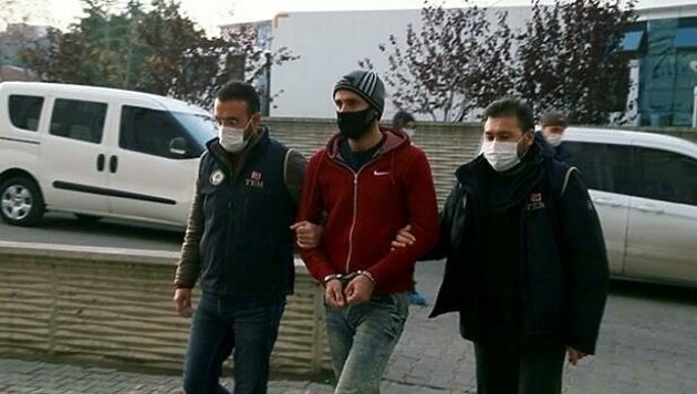 Einer der elf in der Türkei verhafteten Islamisten. Das Netzwerk köderte für den „Heiligen Krieg“. (Bild: AA)