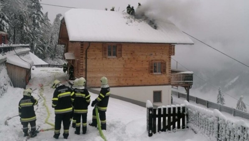 Am Zwenberg stürzte eine Stromleitung auf ein Wohnhaus. Vier Wehren rückten zum Löschen an. (Bild: Feuerwehr Obervellach)