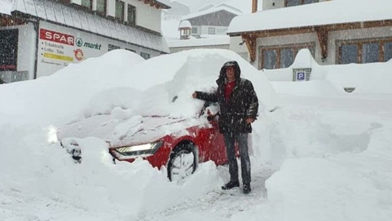 In Maria Luggau ist Samstag ein Meter Schnee gefallen. Autos wurden regelrecht begraben. (Bild: Gabriel Obernosterer)