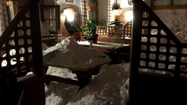 Die Lawine beförderte Schneemassen bis in Häuser. (Bild: APA/STURM UND GEWITTERJAGD TIROL)