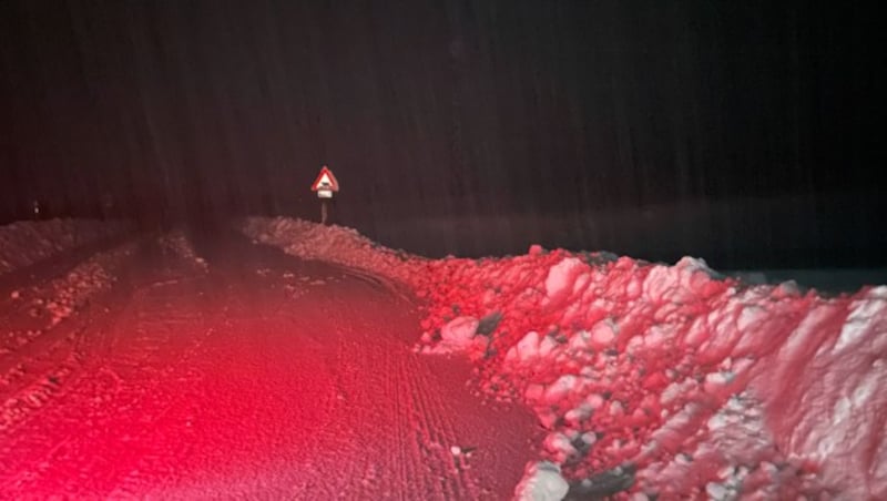 Aufgrund des extremen Schneefalls wurde im Ötztal ab Umhausen eine Totalsperre verhängt. (Bild: Zeitungsfoto.at/Team)