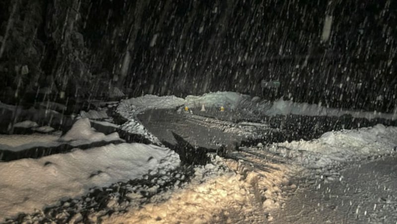 Aufgrund des extremen Schneefalls wurde in Ötztal ab Umhausen eine Totalsperre verhängt. (Bild: Zeitungsfoto.at/Team)