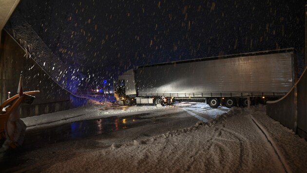 Auf der A12 bei Pettnau blockierte ein Lkw etwa eine Stunde lang die komplette Autobahn-Auf- und Abfahrt. Das Fahrzeug hatte sich im tiefen Schnee festgefahren und musste von einem Bergeunternehmen befreit werden. (Bild: Zeitungsfoto.at/Team)