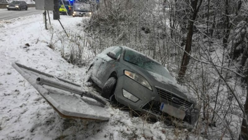 Auf der B177 in Scharnitz verunfallte ein Pkw mit Sommerreifen. Laut ersten Informationen gab es keine Verletzten. (Bild: Zeitungsfoto.at/Team)