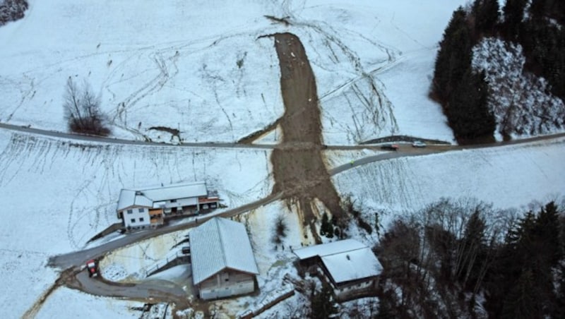 Erdrutsch und Straßensperre in Kolsassberg (Tirol) (Bild: APA/ZOOM.TIROL)