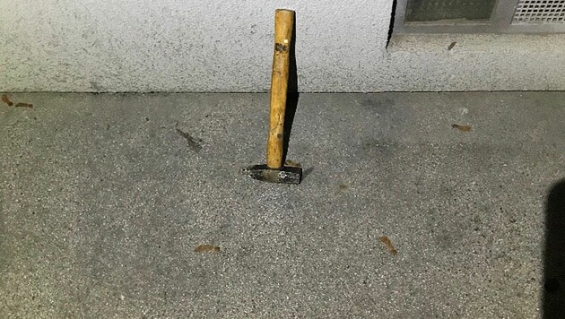 Auch dieser Hammer kam bei der wüsten Rauferei in Meidling zum Einsatz. (Bild: APA/LPD Wien)