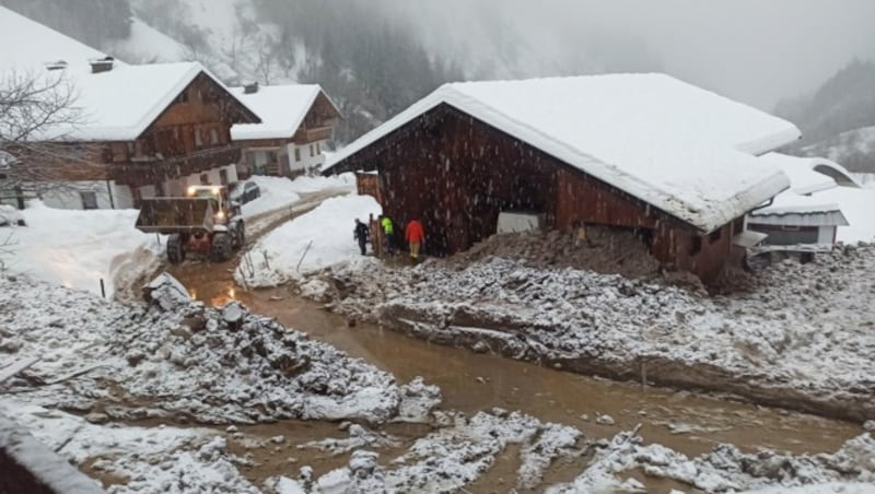 Das Land warnt, dass die Dächer durch den vielen Schnee derzeit sehr belastet sind. (Bild: Brunner Images | Philipp Brunner | www.brunner-images.at)