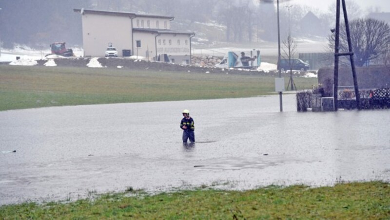 Das Wasser steht mehrere Zentimeter hoch. Im Hintergrund ist das Kärntner Langlaufleistungszentrum zu sehen. (Bild: Hermann Sobe)