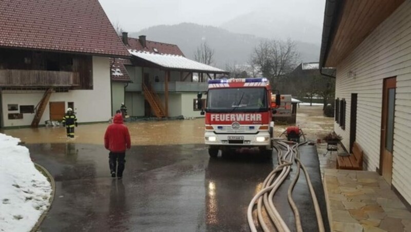 Die Freiwillige Feuerwehr Faak am See befindet sich momentan im Gemeindegebiet mit sämtlichen Feuerwehren von Finkenstein im Einsatz. (Bild: FF Faak am See)