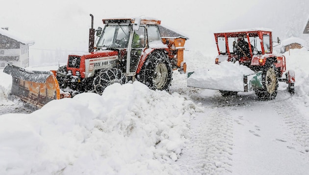 Schneesituation und Straßensperre in Kals am Großglockner (Bild: APA/EXPA/JOHANN GRODER)