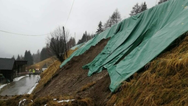 Eine Hangrutschung beschäftigte die Feuerwehr. (Bild: FF Ranten)