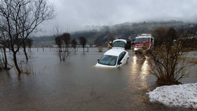 In Mittersill (Salzburg) mussten die Einsatzkräfte ein Fahrzeug bergen. (Bild: Freiwillige Feuerwehr Mittersill)