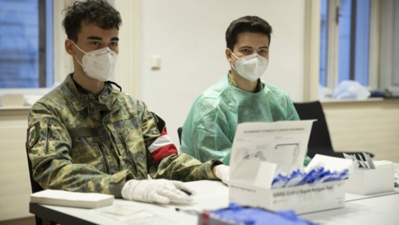 Mitarbeiter des Bundesheers bei einer Teststation in Graz. (Bild: APA/ERWIN SCHERIAU)