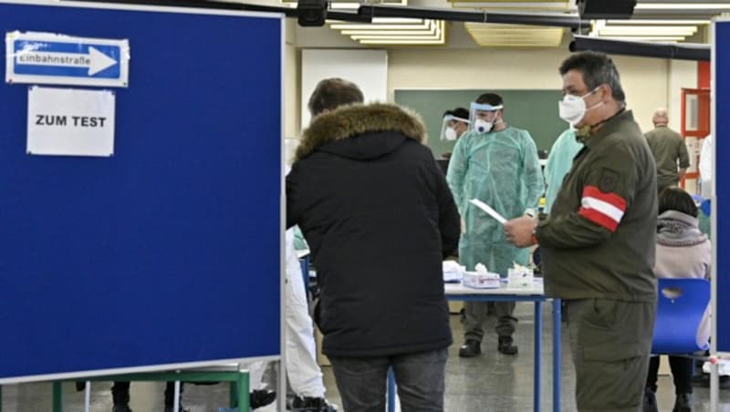 Das Bundesheer unterstützte am Samstag beim Massentest für die Lehrer in Perchtoldsdorf. (Bild: APA/Hans Punz)