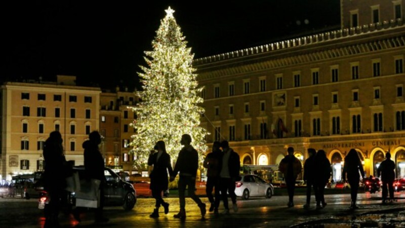 Die Piazza Venezia in der Altstadt von Rom am Samstagabend (Bild: AP)