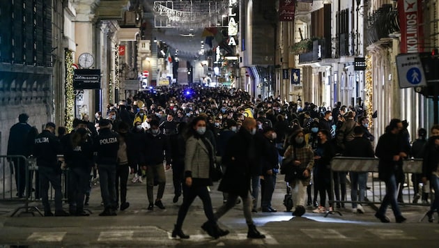 Am Samstag war in den Einkaufsstraßen Roms trotz der Corona-Pandemie viel los. (Bild: AP)