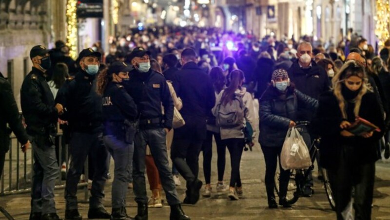 Die Polizei überwachte die Einhaltung der Corona-Maßnahmen in der italienischen Hauptstadt Rom. (Bild: AP)