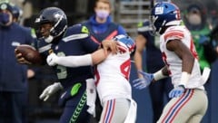 Seattles Quarterback Russell Wilson, attackiert von NY-Linebacker Carter Coughlin, ganz rechts Cam Brown. Photo/Larry Maurer) (Bild: AP/Larry Maurer)