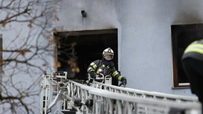 Die Berufsfeuerwehr Salzburg ist im Einsatz. (Bild: Markus Tschepp)