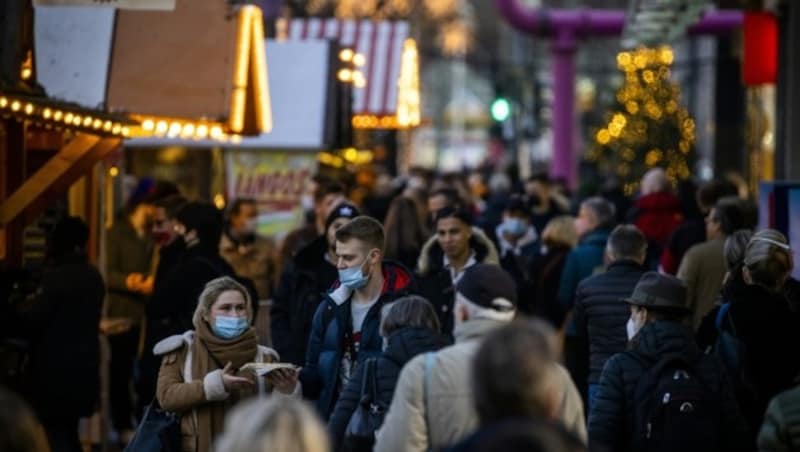 Am Sonntag gab es in Berlin die Möglichkeit zum Shoppen, weil die Geschäfte aufgrund einer Ausnahmegenehmigung geöffnet waren. (Bild: AFP )