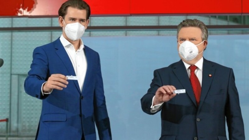 Kurz und Ludwig halten gemeinsam ihr negatives Antigentest-Ergebnis in die Kamera. (Bild: Klemens Groh)