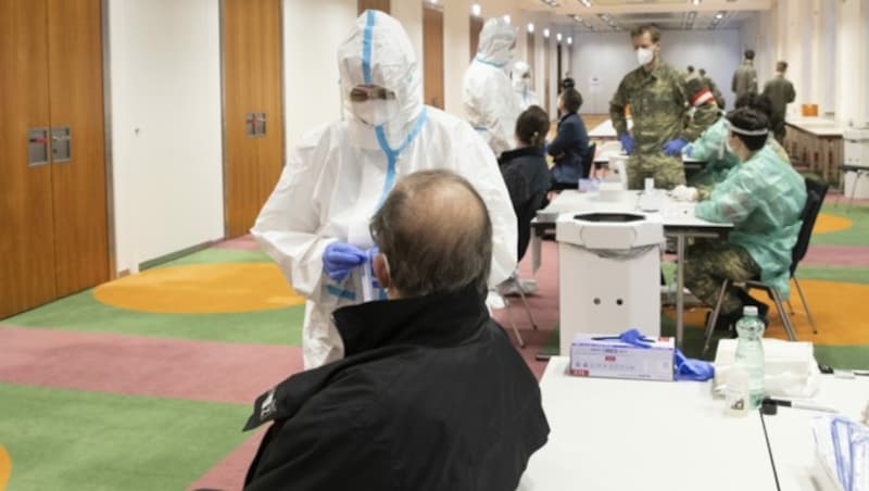 Lehrer-Massentest in Graz (Bild: APA/ERWIN SCHERIAU)