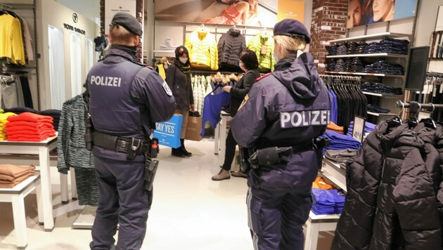 Geht es nach Innenminister Nehammer, soll die Polizei in der Freitest-Phase nur in Ausnahmefällen in Geschäften oder Lokalen kontrollieren. (Bild: Uta Rojsek-Wiedergut)