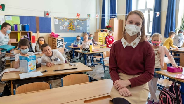 Manche Schüler und Lehrer in Volksschulen nehmen freiwillig Masken. (Bild: Einöder Horst)