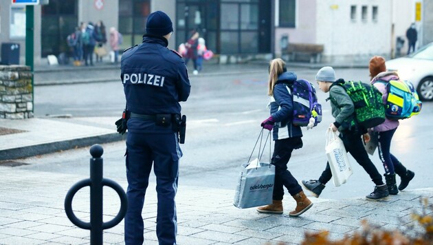 Beamte in Radstadt achten darauf, dass Kinder sicher in die Mittelschule kommen. (Bild: Gerhard Schiel)