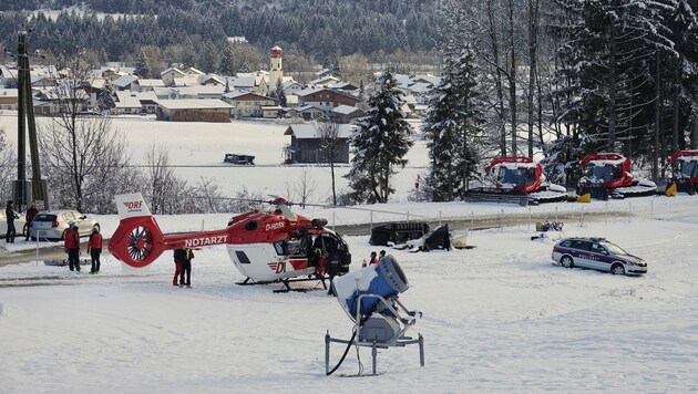 Der Verletzte wurde mit dem Hubschrauber ins Krankenhaus geflogen (Bild: zoom.tirol)