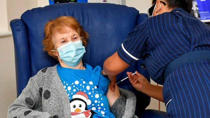 Die Nordirin Margaret Keenan (90) erhielt am Dienstag als erster Mensch ein klinisch autorisiertes und voll getestetes Vakzin gegen das neuartige Coronavirus. (Bild: APA/AFP/POOL/Jacob King)