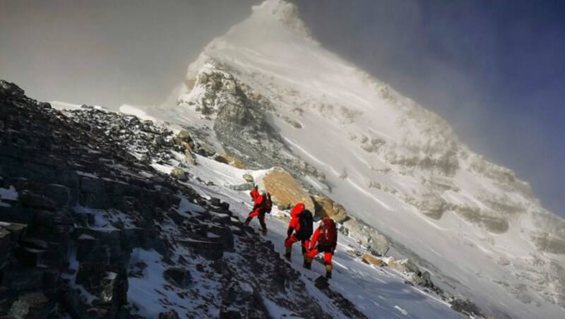 Ein chinesisches Forschungsteam am Weg zum Gipfel des Mount Everest (Bild: AP)