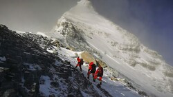 Ein chinesisches Forschungsteam am Weg zum Gipfel des Mount Everest (Bild: AP)