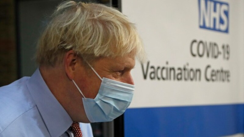 Premier Boris Johnson sprach während eines Besuchs in einem Londoner Spital von einem „riesigen Schritt vorwärts“. (Bild: APA/AFP/POOL/Frank Augstein)