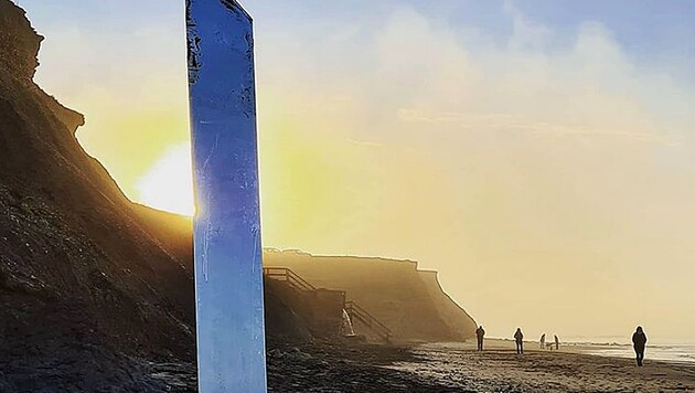 Auch am Strand der britischen Insel Isle of Wight wurde mittlerweile einer der mysteriösen Monolithen aufgestellt. (Bild: https://www.instagram.com/crewer62)