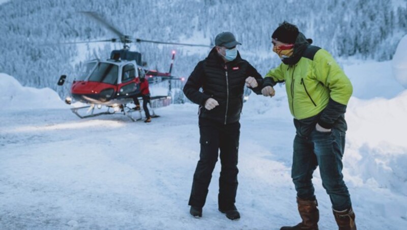 LH Günther Platter flog am Montag nach Osttirol, um sich selbst ein Bild der aktuellen Situation zu machen - im Bild mit Bürgermeister von Prägraten am Großvenediger Anton Steiner. (Bild: Land Tirol/EXPA)