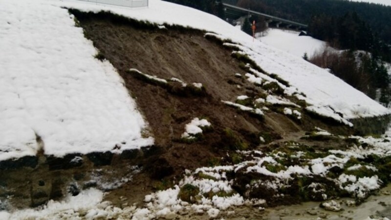 Zwischen Gasthof Stefansbrücke und Abzweigung Schönberg kam es zu einigen Hangrutschungen. (Bild: Land Tirol/Außerlechner)