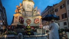 Papst Franziskus besuchte überraschend die Mariensäule bei der Spanischen Treppe in Rom. (Bild: AFP )