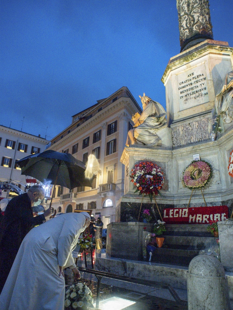 Papst Franziskus bei seinem Besuch bei der Mariensäule in Rom (Bild: AFP)