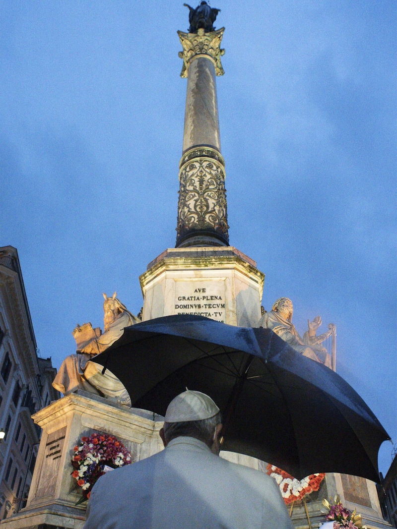 Trotz der Corona-Krise und bei schlechtem Wetter kam Papst Franziskus an Mariä Empfängnis zur Mariensäule bei der Spanischen Treppe in Rom. (Bild: AFP )