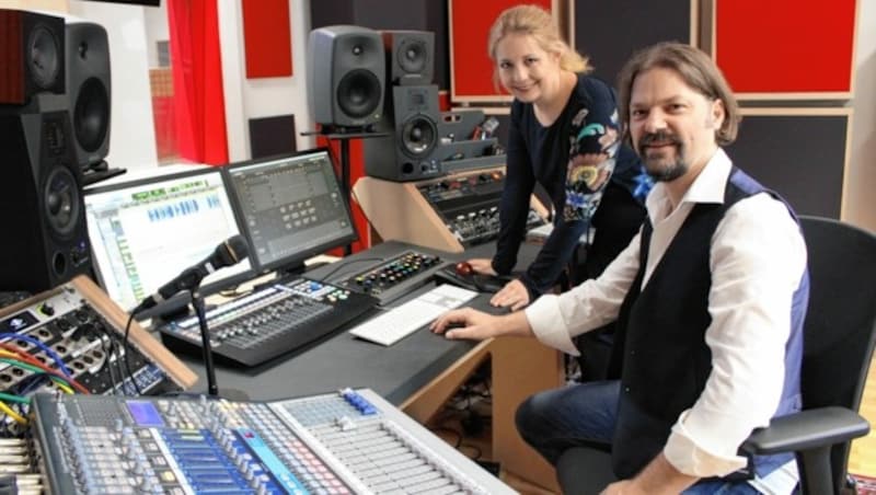 Iva Schell mit Produzent Charly Raneg (Bild: Kara Media)