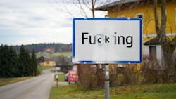 Das übermalte Ortsschild von Fugging, vormals Fucking (Bild: Daniel Scharinger)